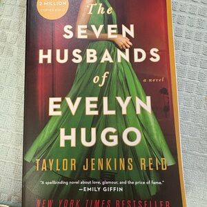 The 7 husbands of Evelyn Hugo paperback
